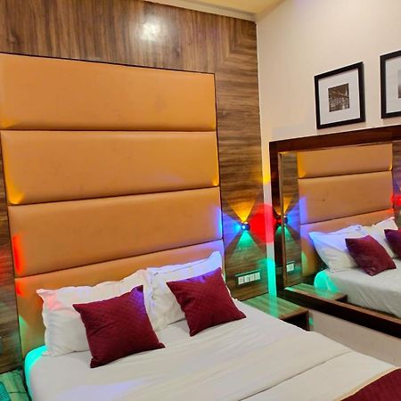 Hotel Blue Wellington - Near Mumbai Airport Bombaim Exterior foto