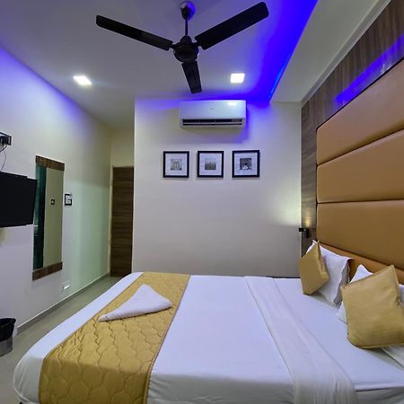 Hotel Blue Wellington - Near Mumbai Airport Bombaim Quarto foto