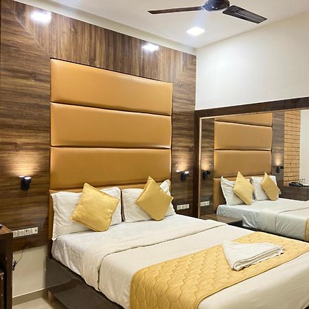 Hotel Blue Wellington - Near Mumbai Airport Bombaim Exterior foto