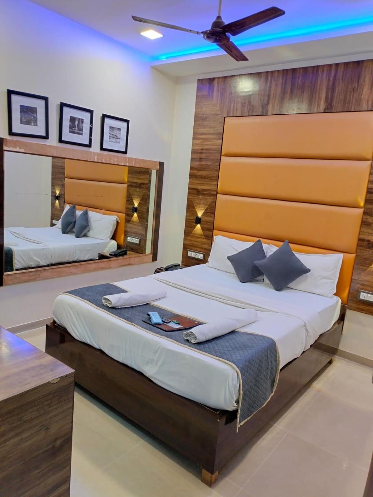 Hotel Blue Wellington - Near Mumbai Airport Bombaim Exterior foto