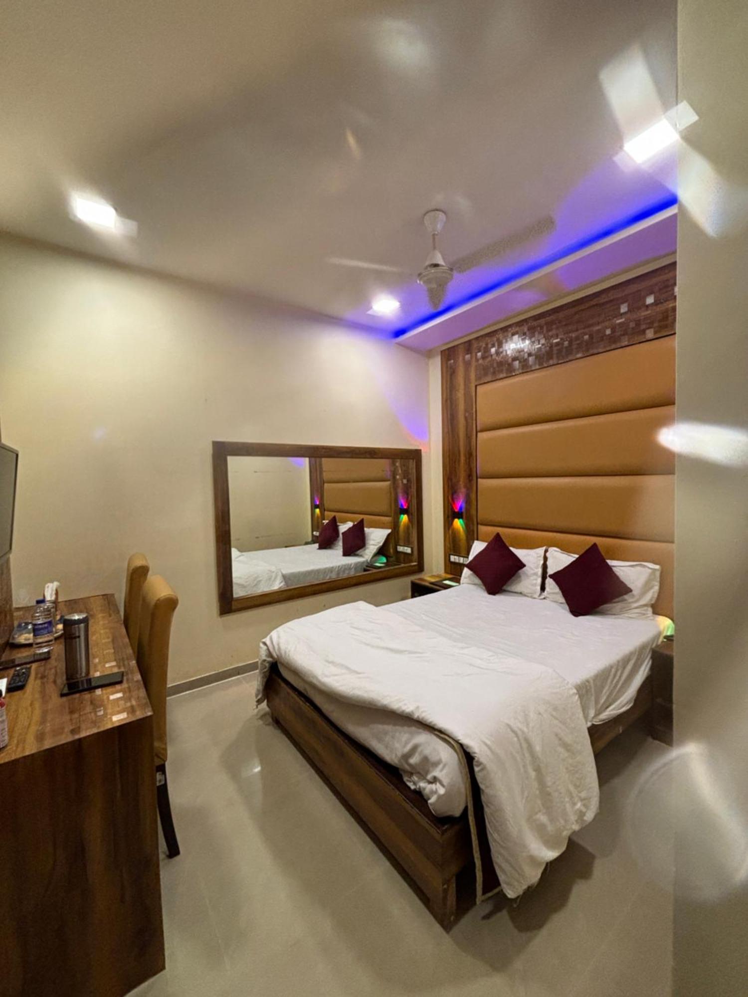 Hotel Blue Wellington - Near Mumbai Airport Bombaim Exterior foto