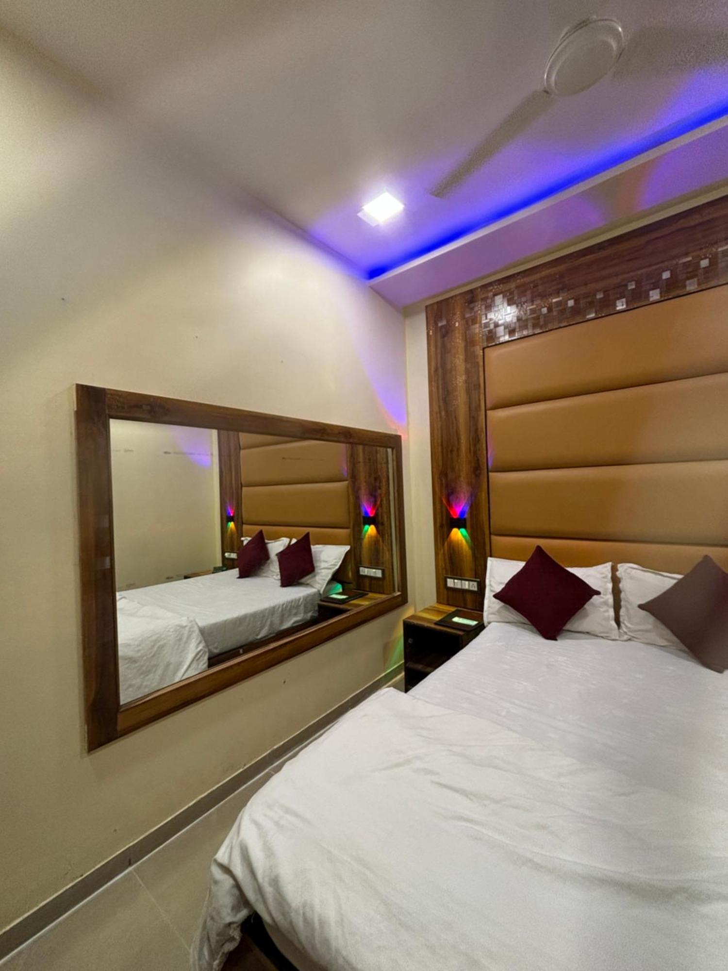 Hotel Blue Wellington - Near Mumbai Airport Bombaim Exterior foto
