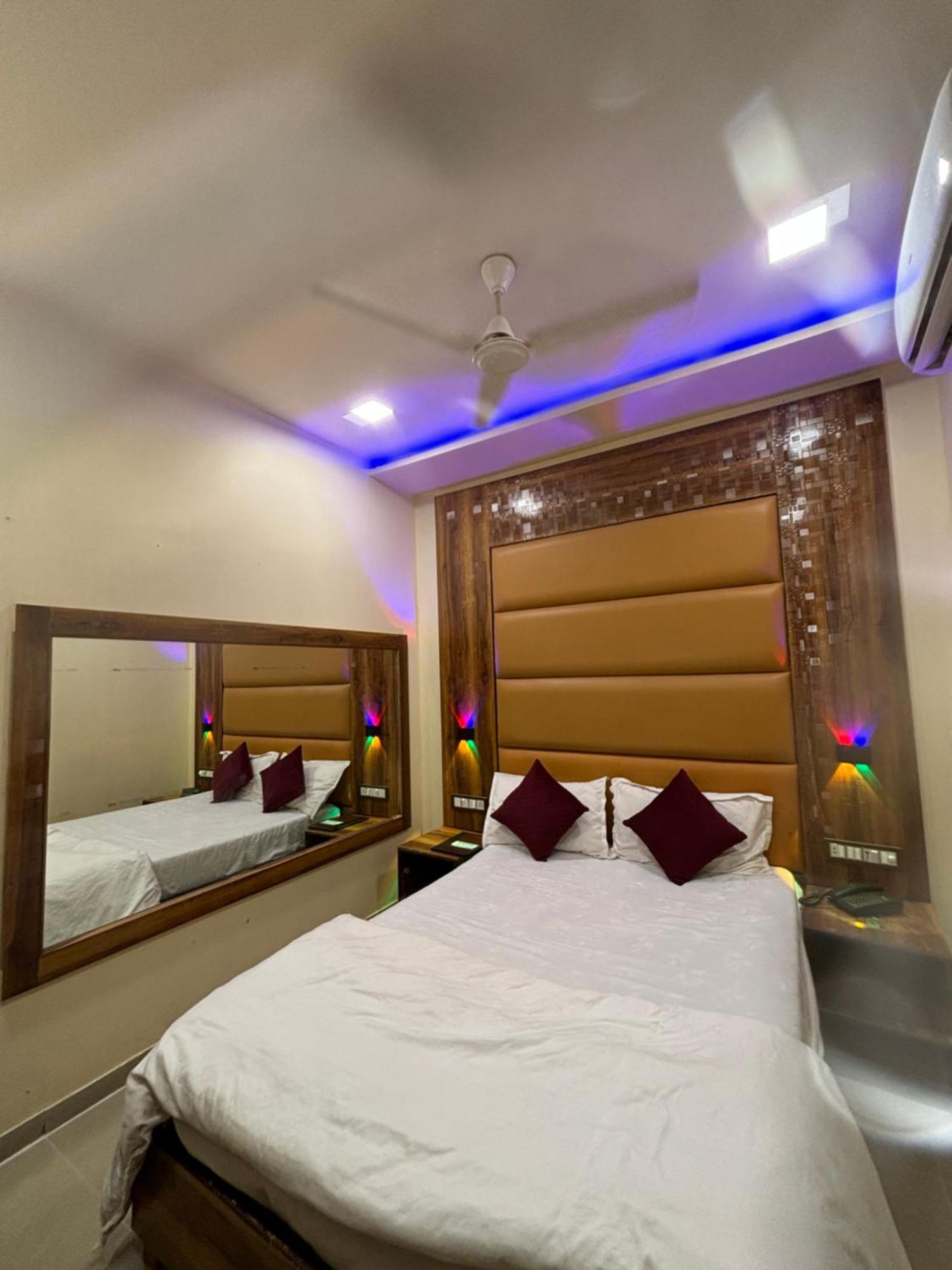 Hotel Blue Wellington - Near Mumbai Airport Bombaim Exterior foto