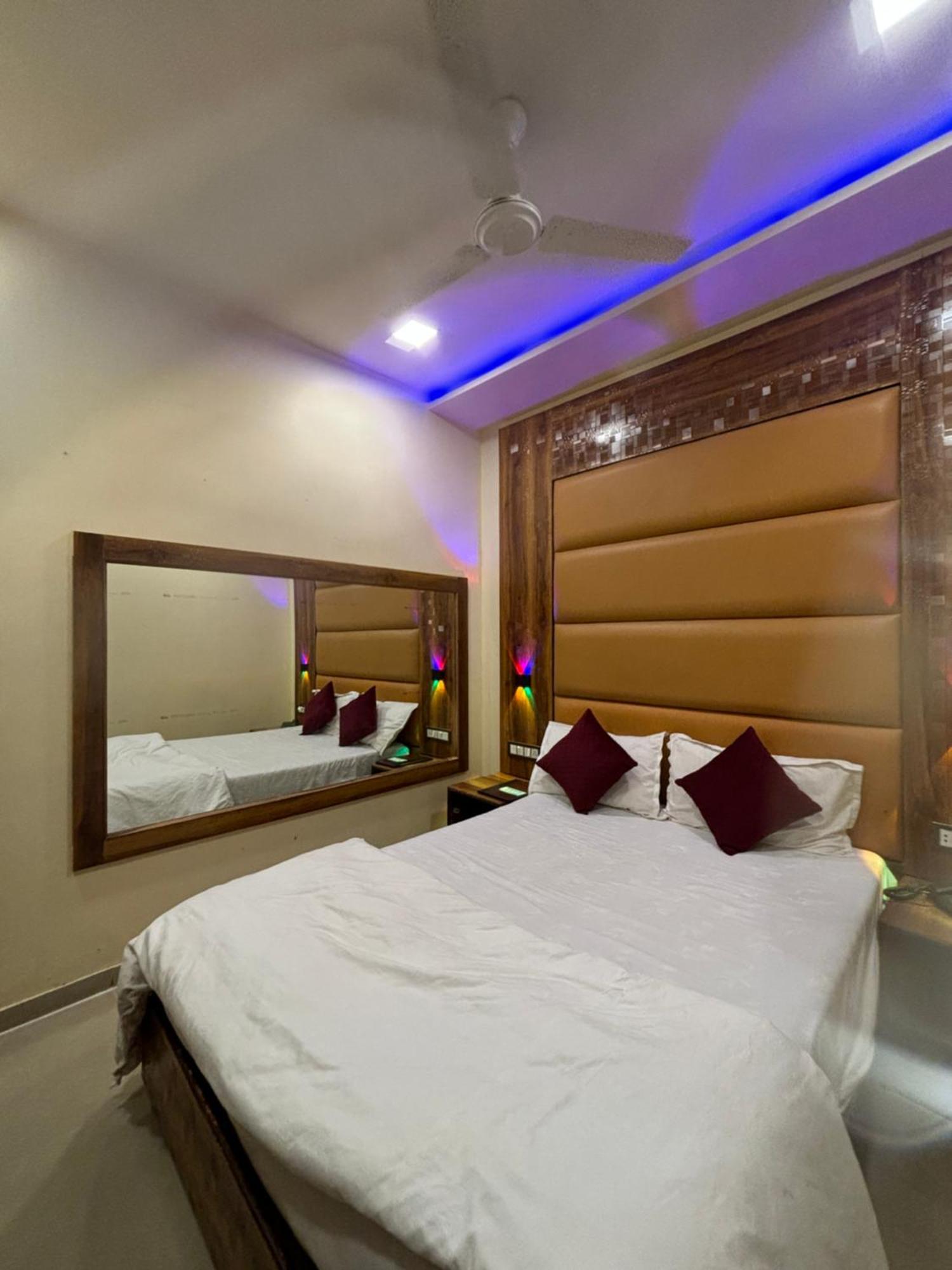 Hotel Blue Wellington - Near Mumbai Airport Bombaim Exterior foto