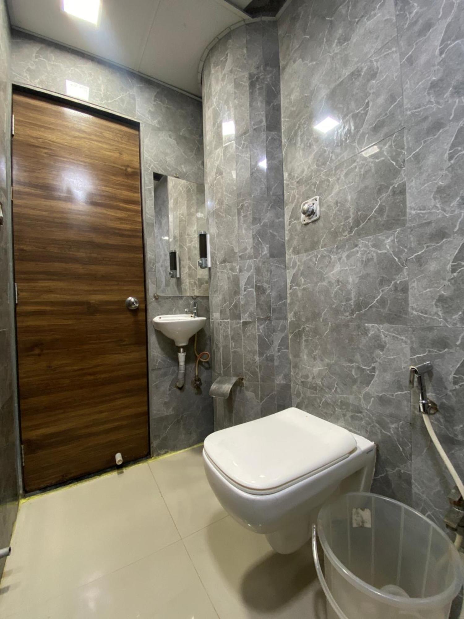 Hotel Blue Wellington - Near Mumbai Airport Bombaim Exterior foto