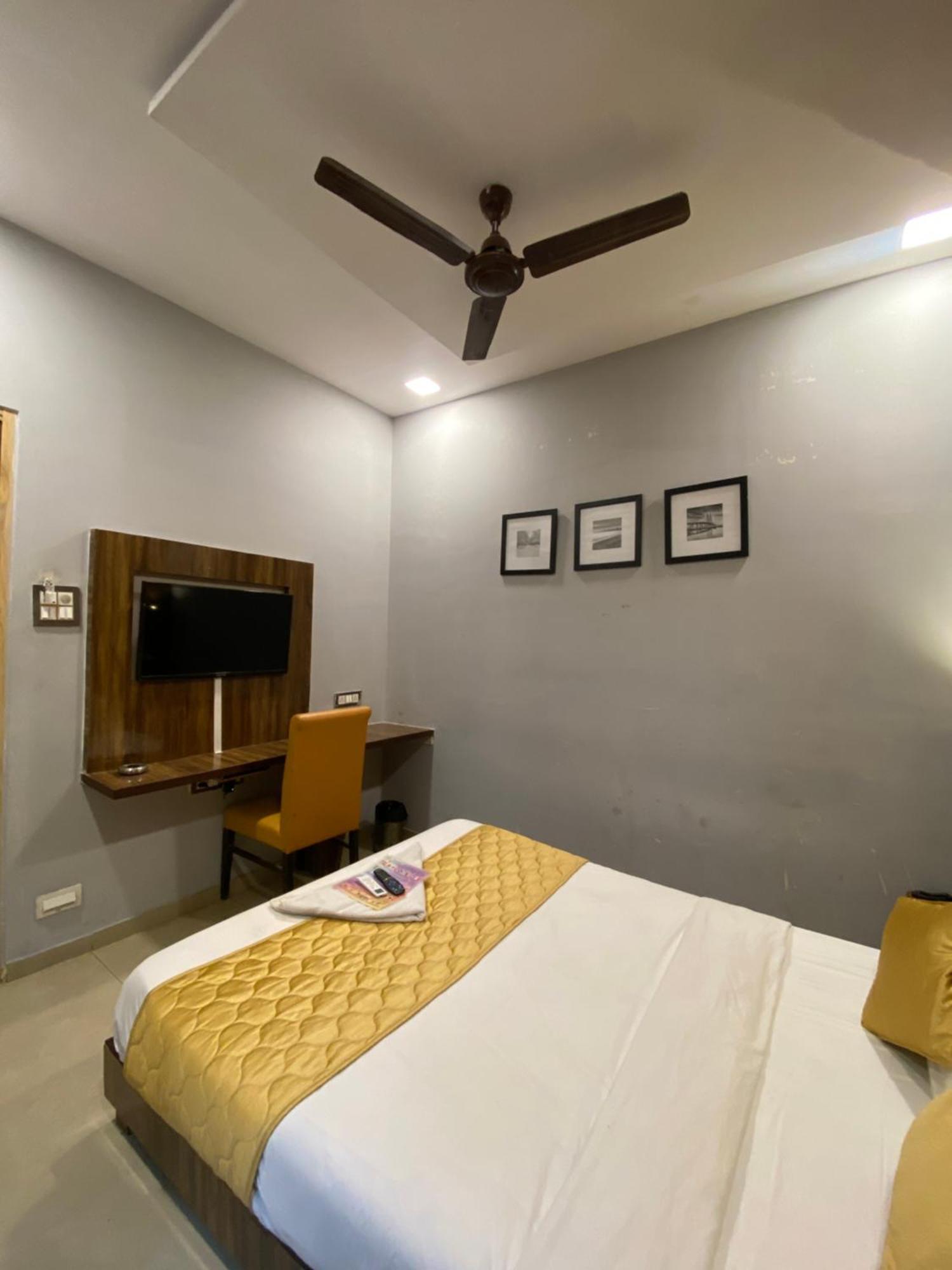 Hotel Blue Wellington - Near Mumbai Airport Bombaim Exterior foto
