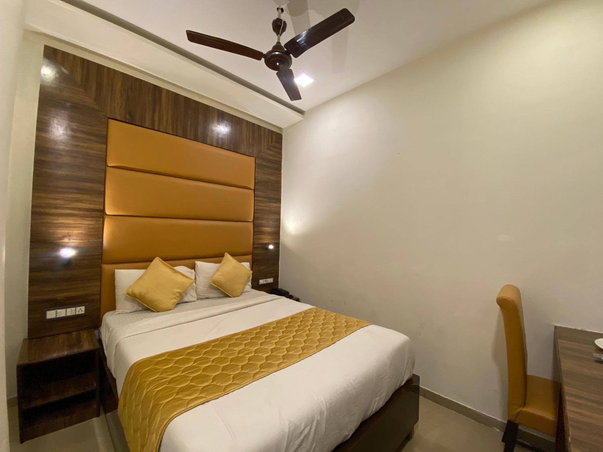Hotel Blue Wellington - Near Mumbai Airport Bombaim Exterior foto