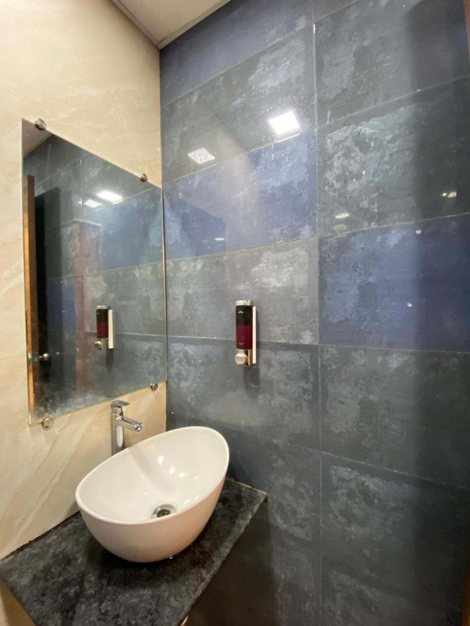 Hotel Blue Wellington - Near Mumbai Airport Bombaim Exterior foto