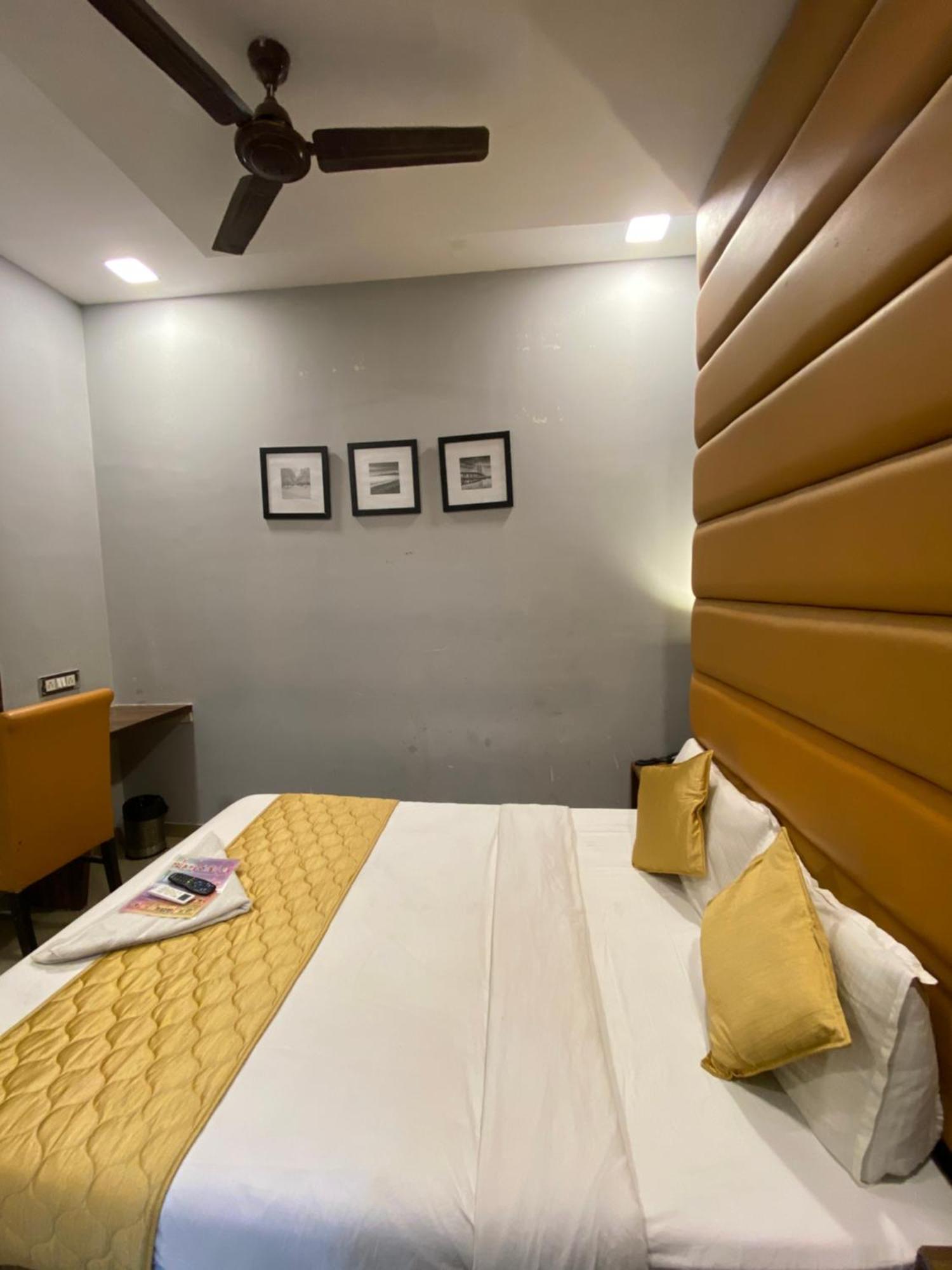 Hotel Blue Wellington - Near Mumbai Airport Bombaim Exterior foto