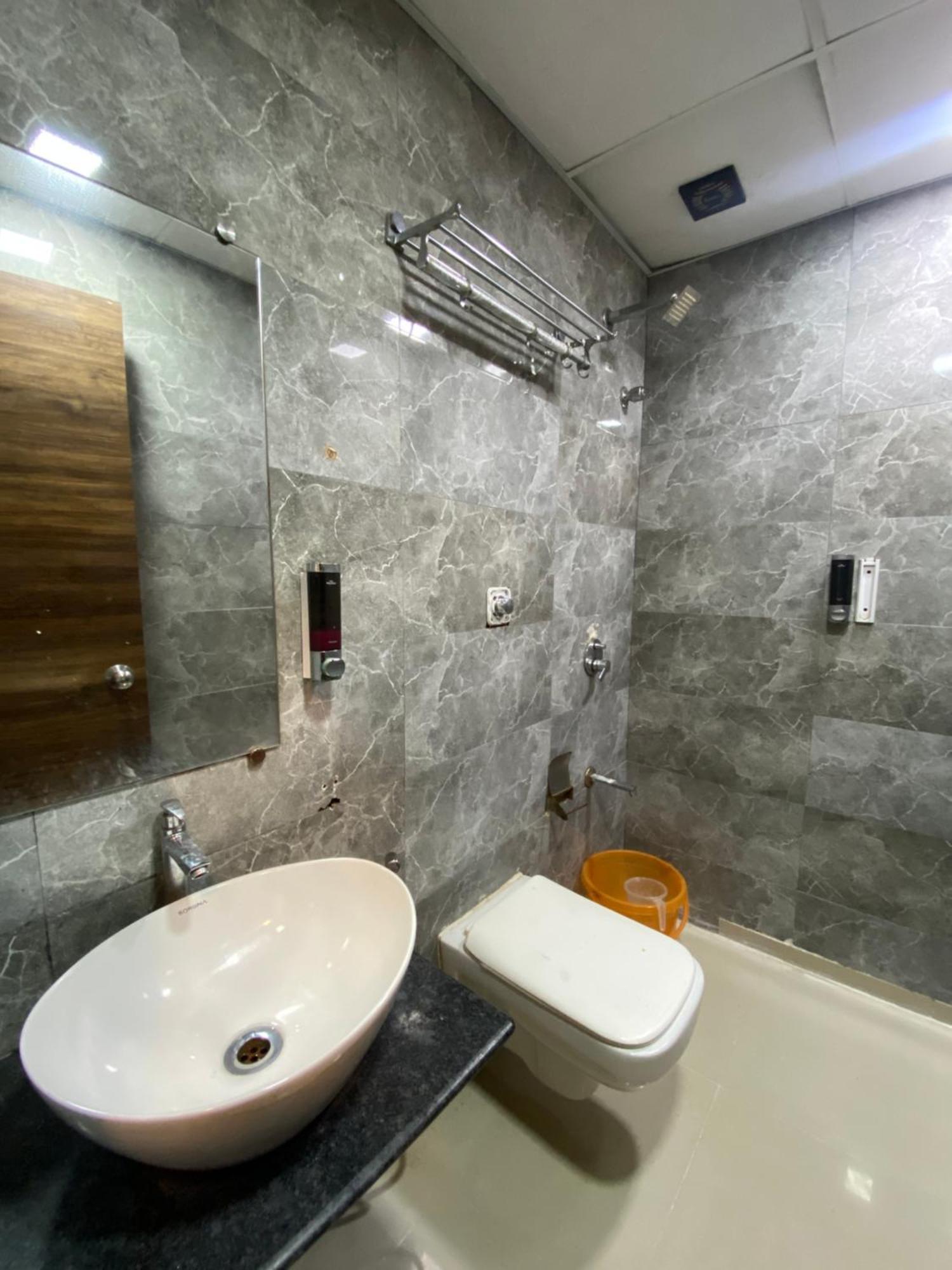 Hotel Blue Wellington - Near Mumbai Airport Bombaim Exterior foto