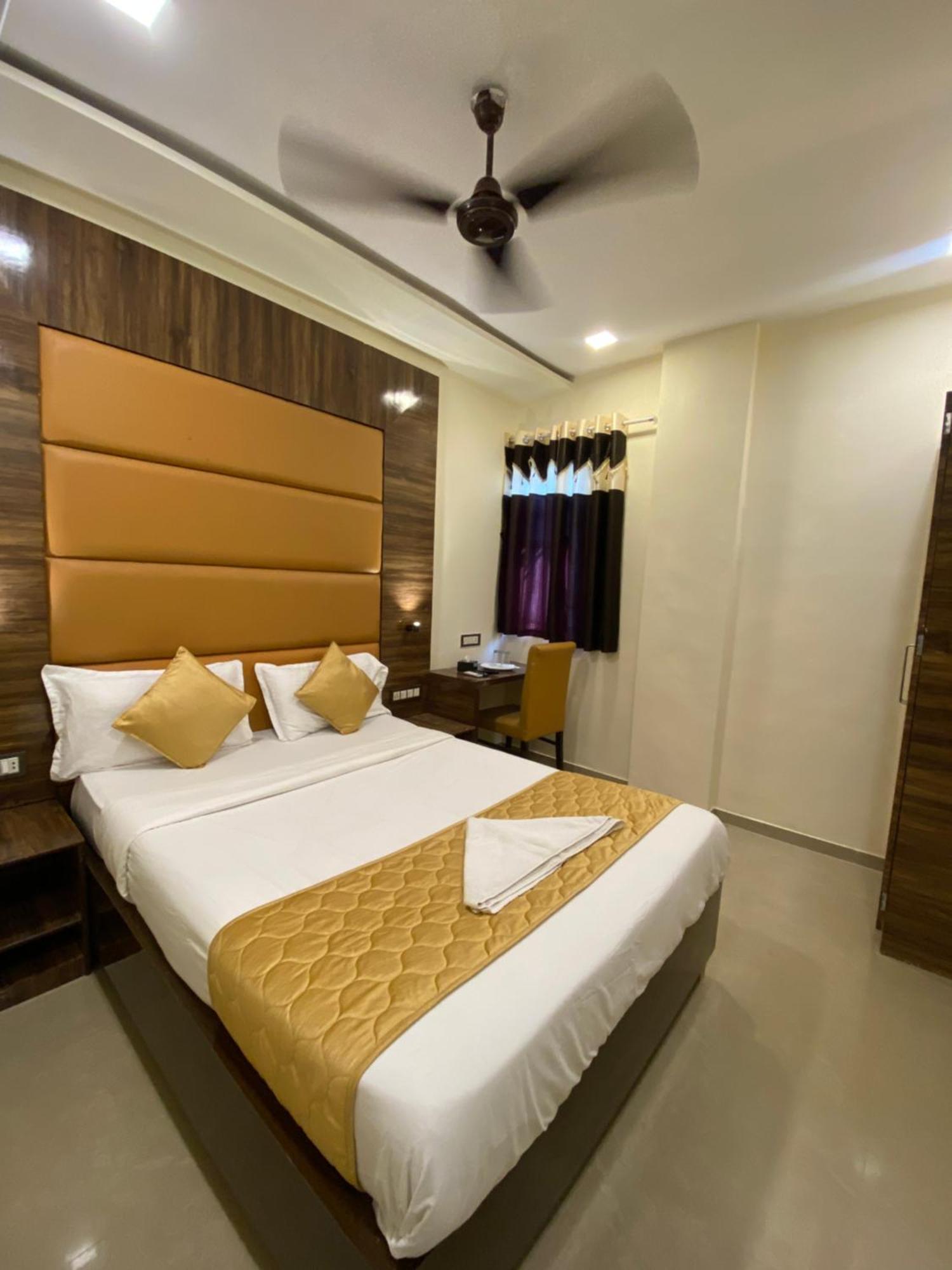 Hotel Blue Wellington - Near Mumbai Airport Bombaim Exterior foto