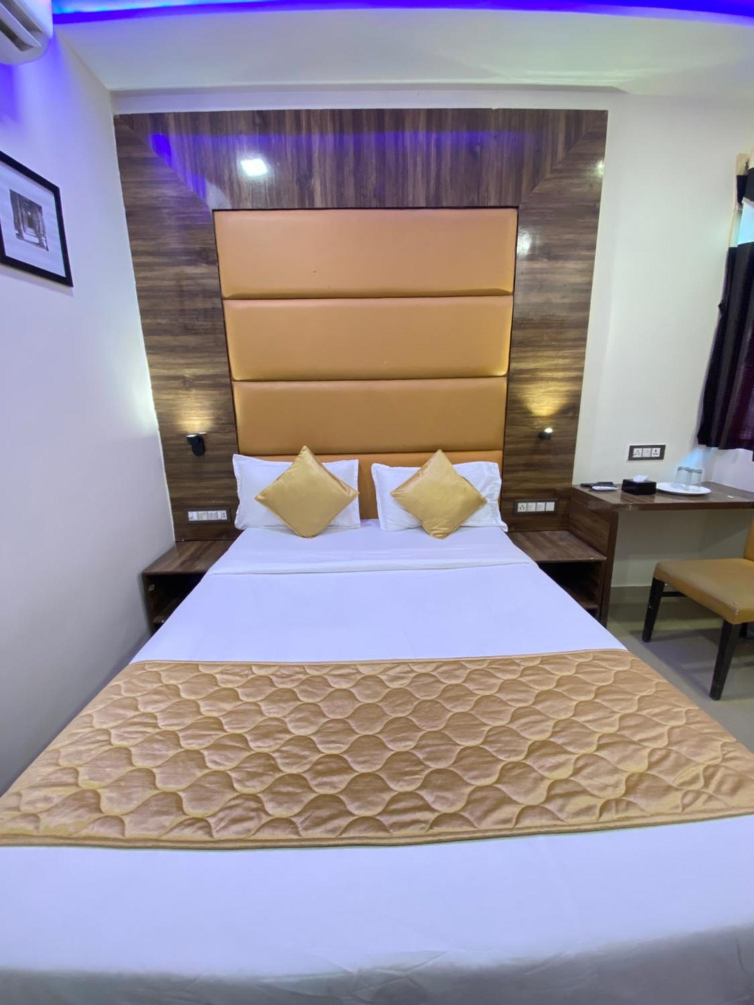 Hotel Blue Wellington - Near Mumbai Airport Bombaim Exterior foto
