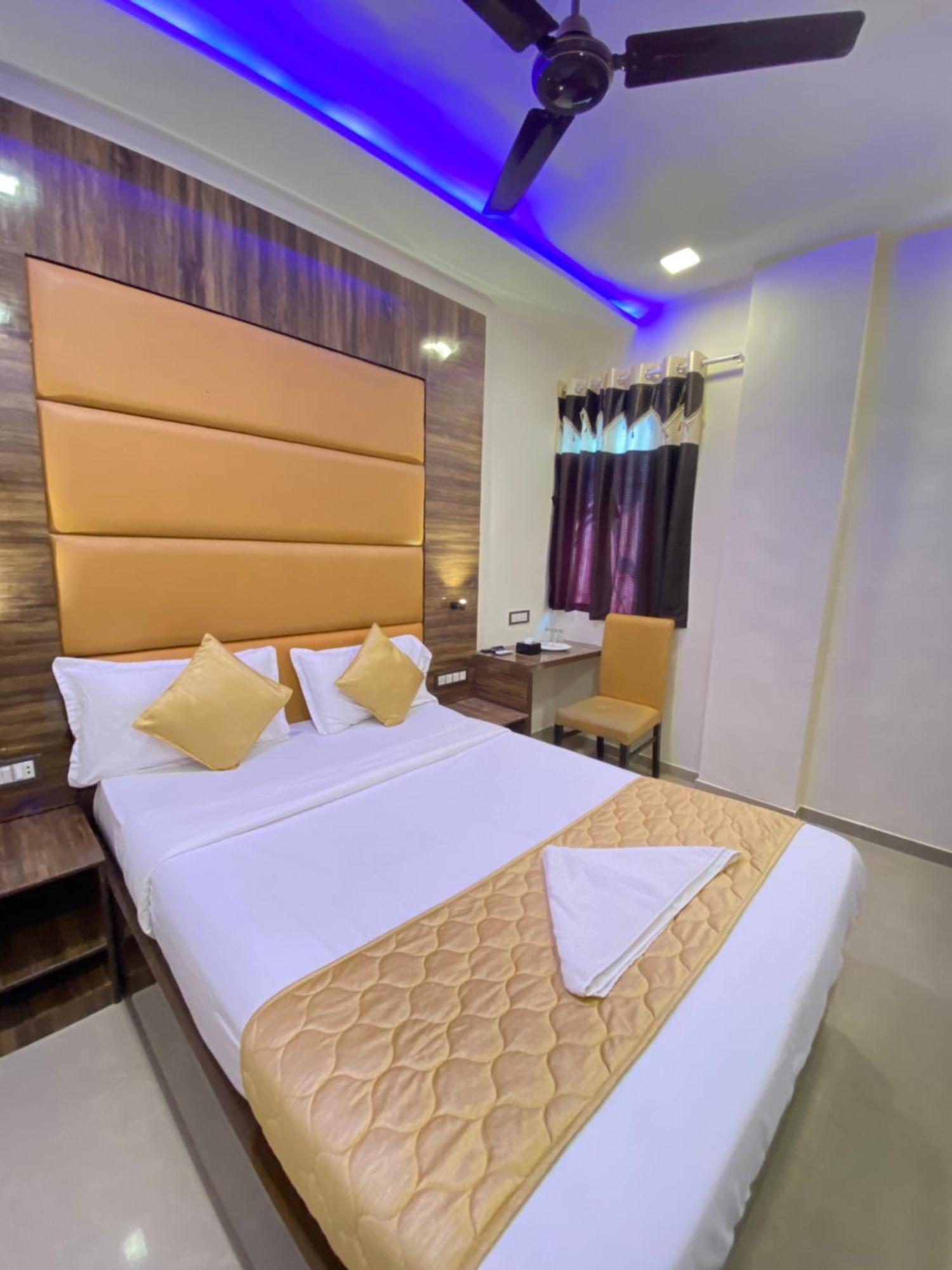 Hotel Blue Wellington - Near Mumbai Airport Bombaim Exterior foto
