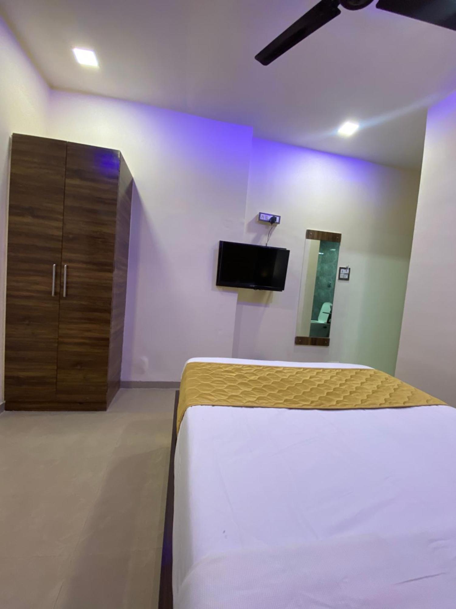 Hotel Blue Wellington - Near Mumbai Airport Bombaim Exterior foto