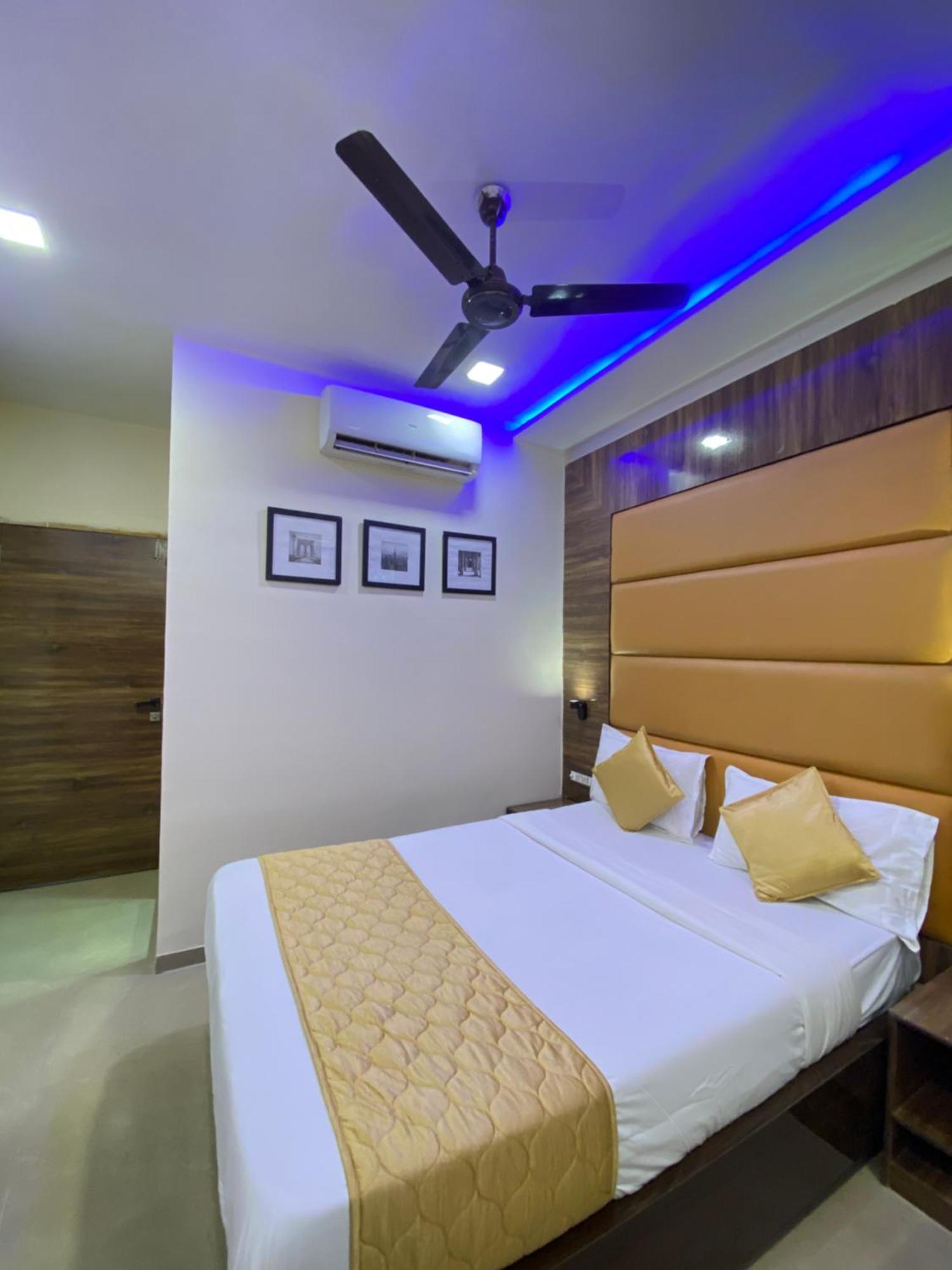 Hotel Blue Wellington - Near Mumbai Airport Bombaim Exterior foto