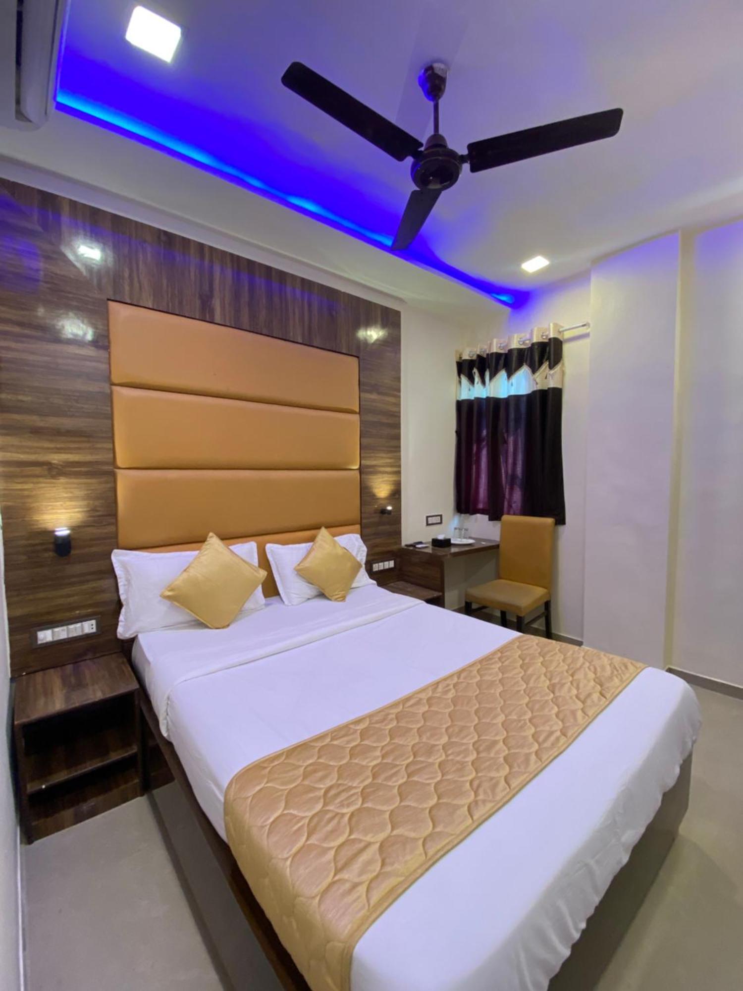 Hotel Blue Wellington - Near Mumbai Airport Bombaim Exterior foto