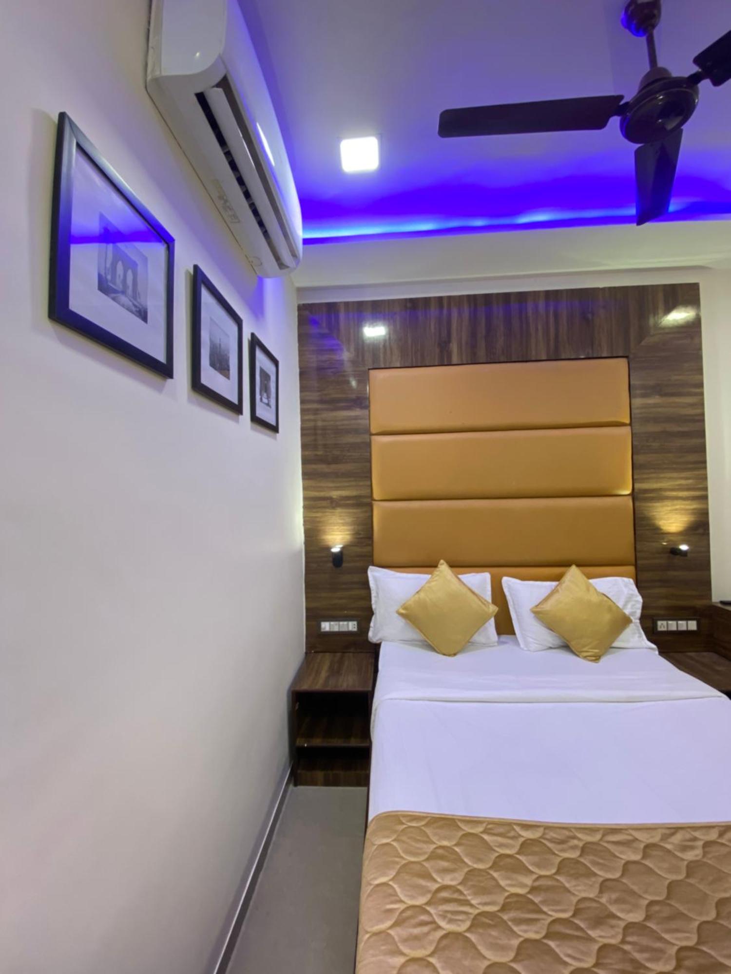 Hotel Blue Wellington - Near Mumbai Airport Bombaim Exterior foto