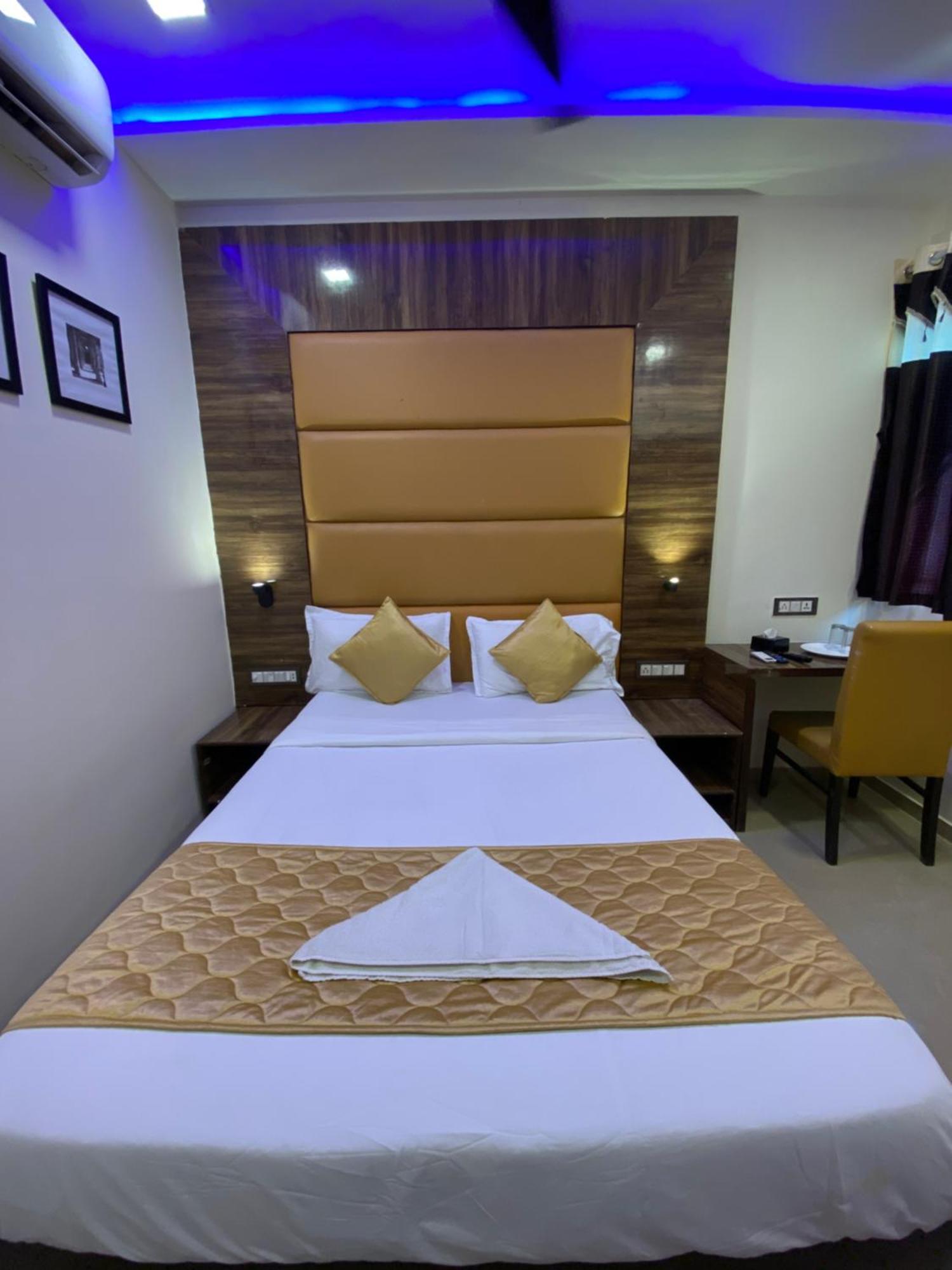 Hotel Blue Wellington - Near Mumbai Airport Bombaim Exterior foto