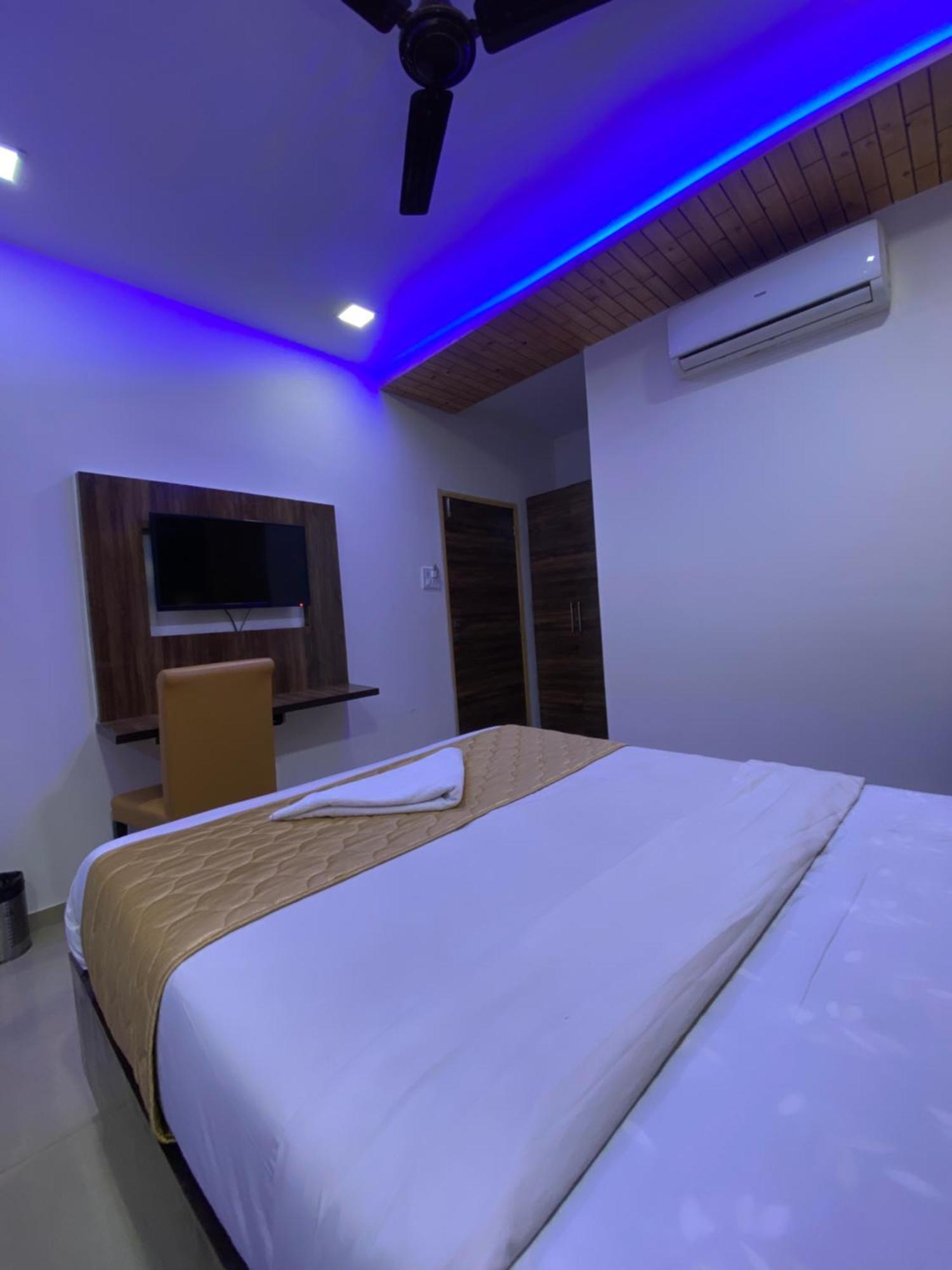 Hotel Blue Wellington - Near Mumbai Airport Bombaim Exterior foto