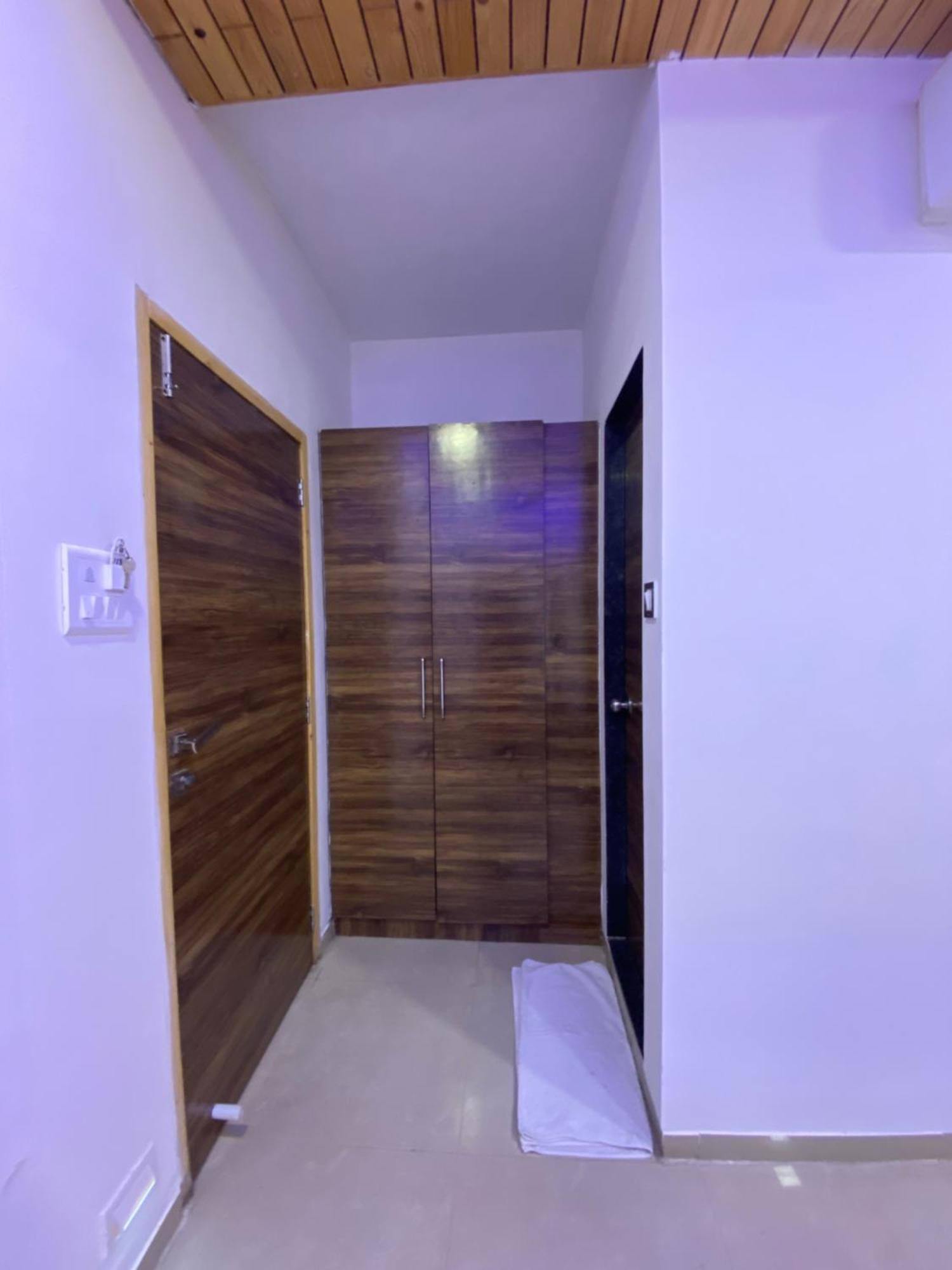 Hotel Blue Wellington - Near Mumbai Airport Bombaim Exterior foto
