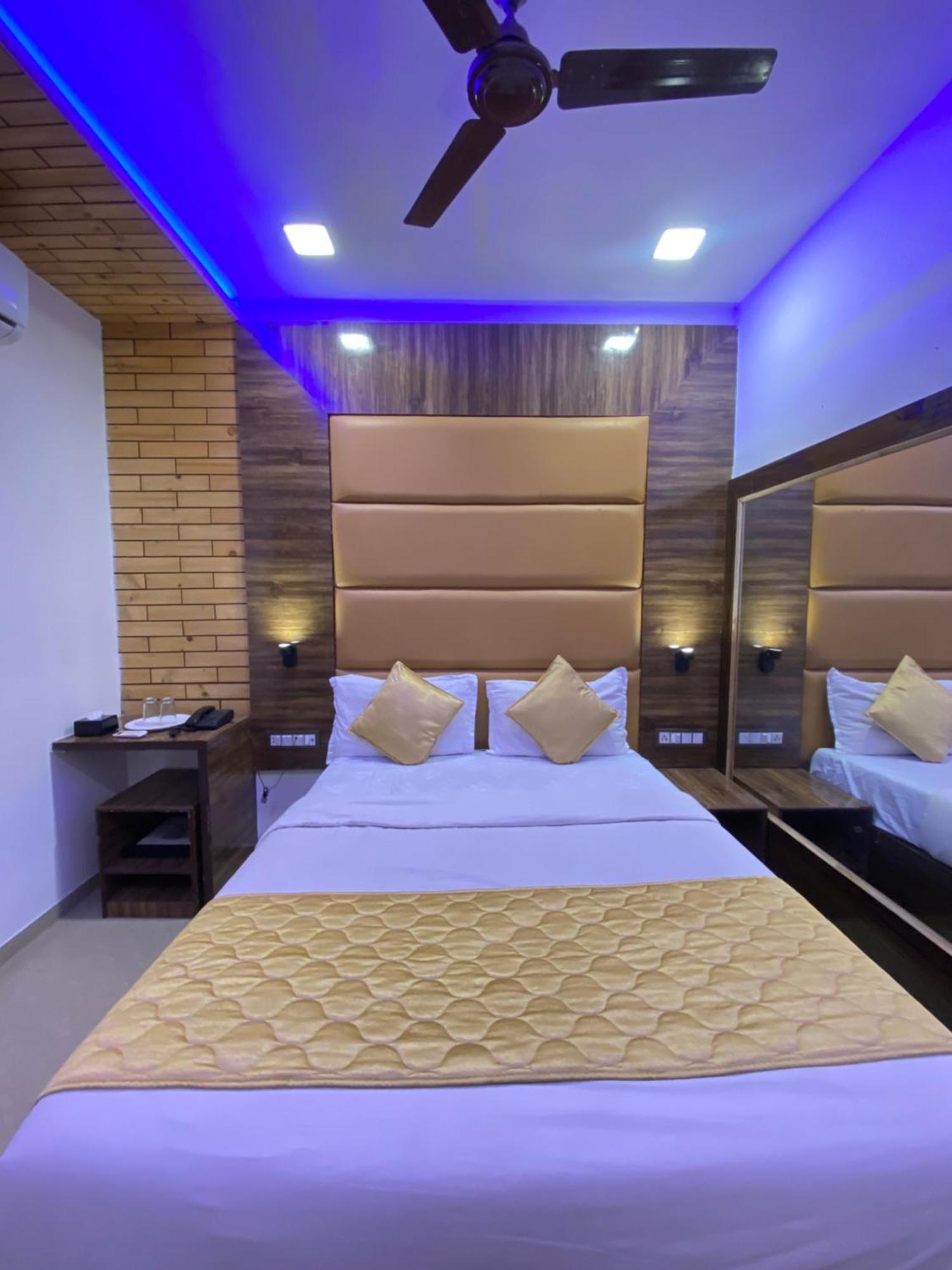 Hotel Blue Wellington - Near Mumbai Airport Bombaim Exterior foto