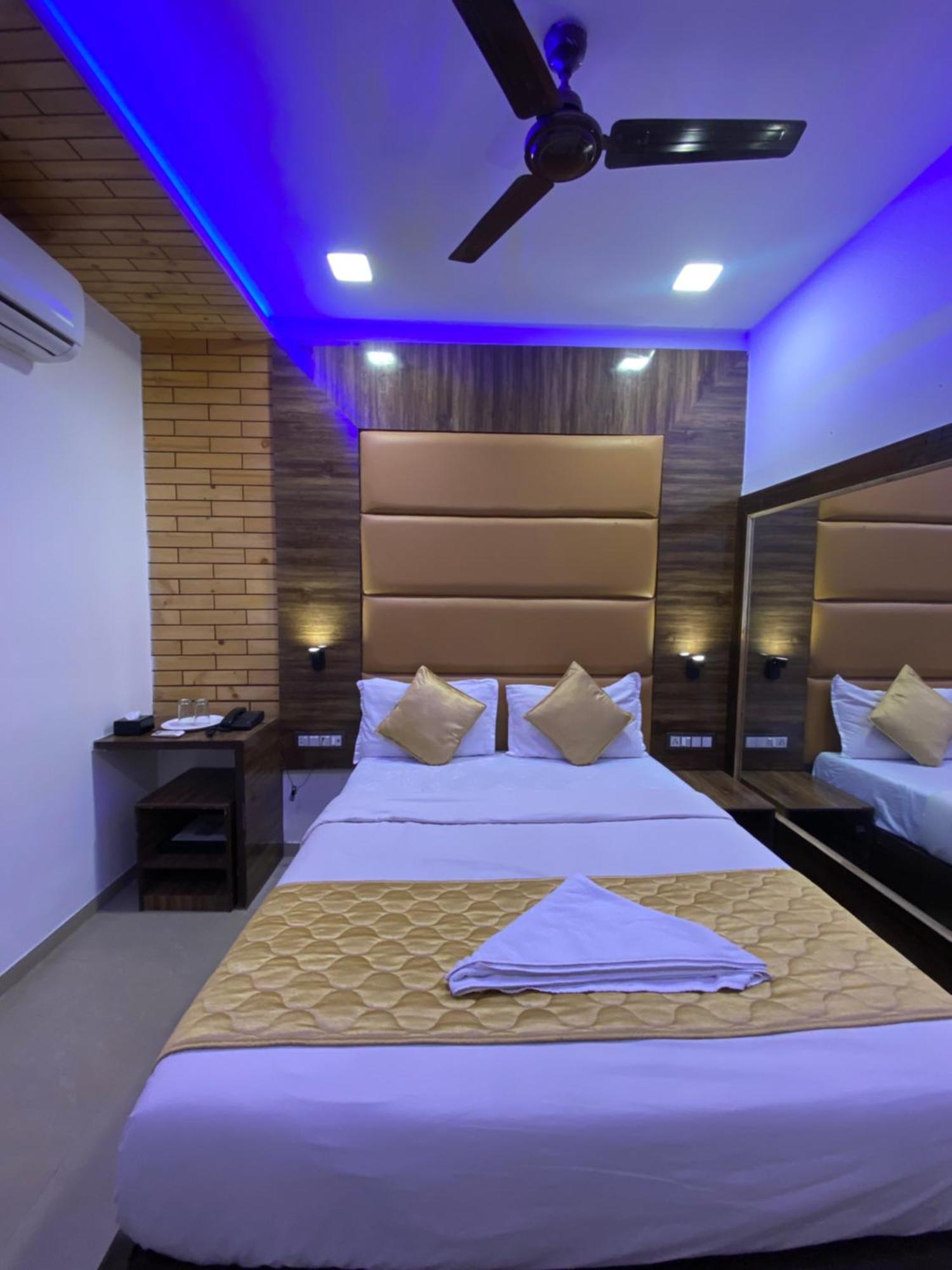 Hotel Blue Wellington - Near Mumbai Airport Bombaim Exterior foto