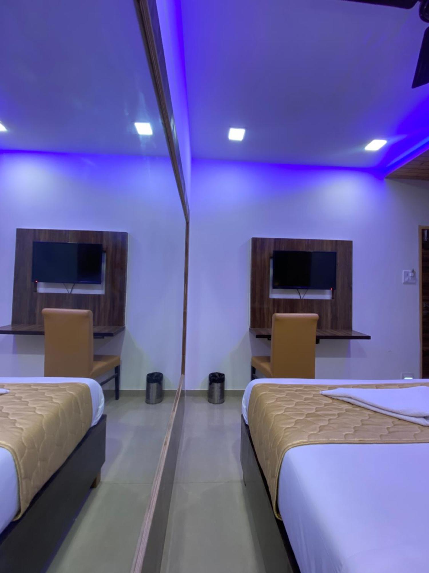 Hotel Blue Wellington - Near Mumbai Airport Bombaim Exterior foto