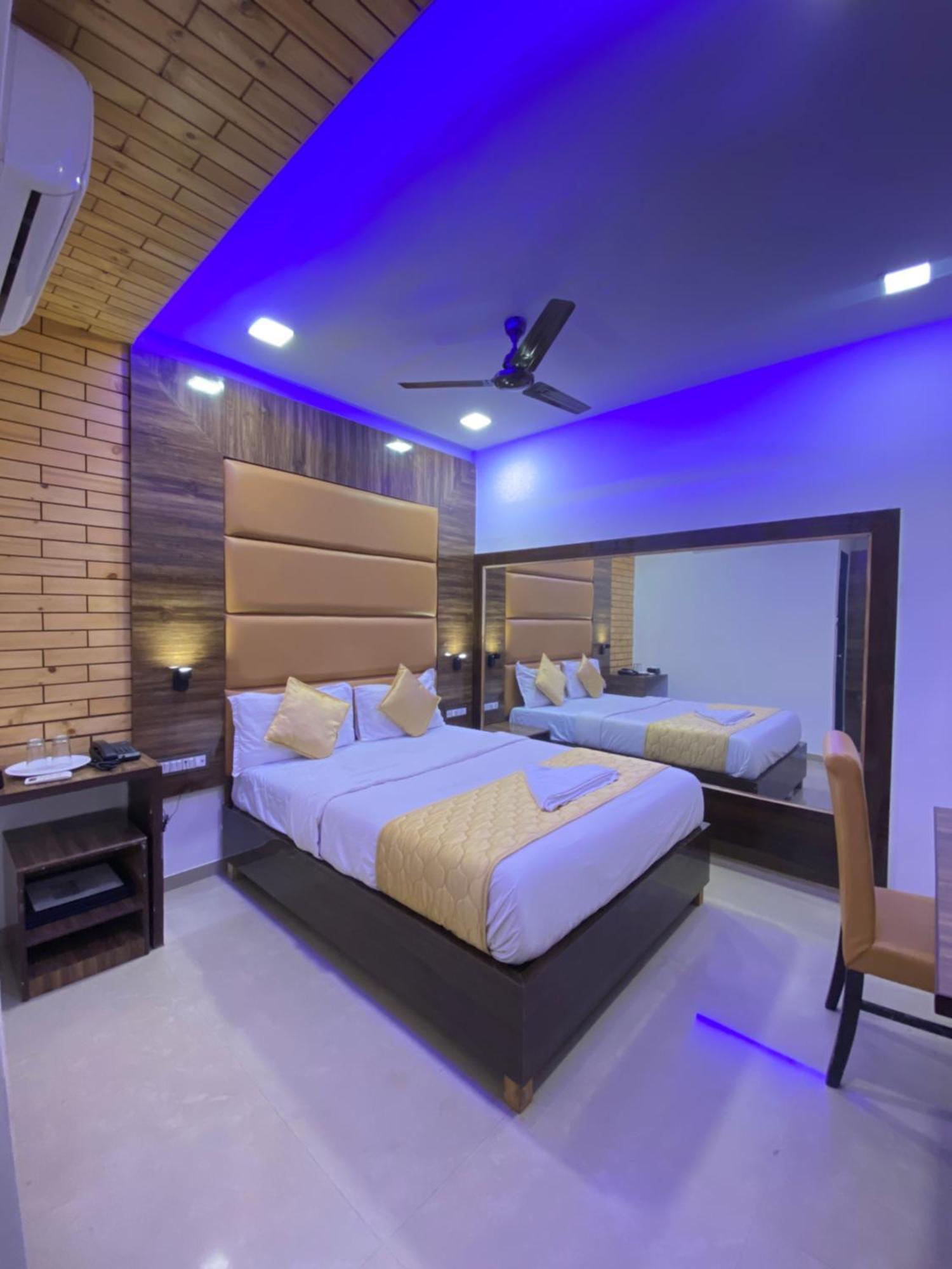 Hotel Blue Wellington - Near Mumbai Airport Bombaim Exterior foto